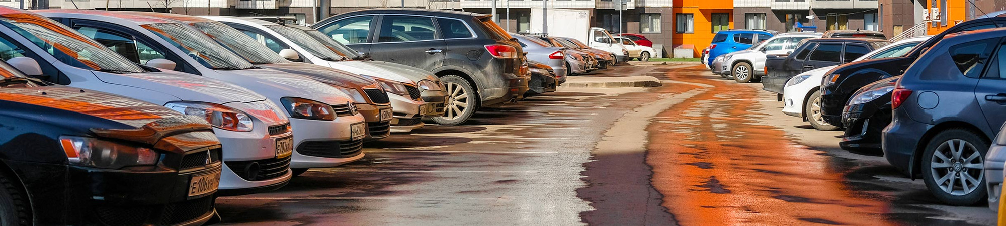 Парковка во дворе жилого дома Парковка во дворе жилого дома