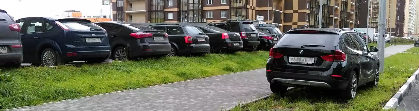 Авто на газоне Авто на газоне