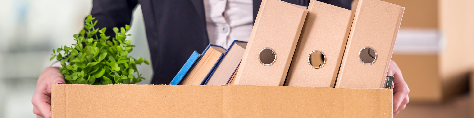 Кто возместит ущерб при незаконном увольнении работника: руководитель или кадровик? Кто возместит ущерб при незаконном увольнении работника: руководитель или кадровик?